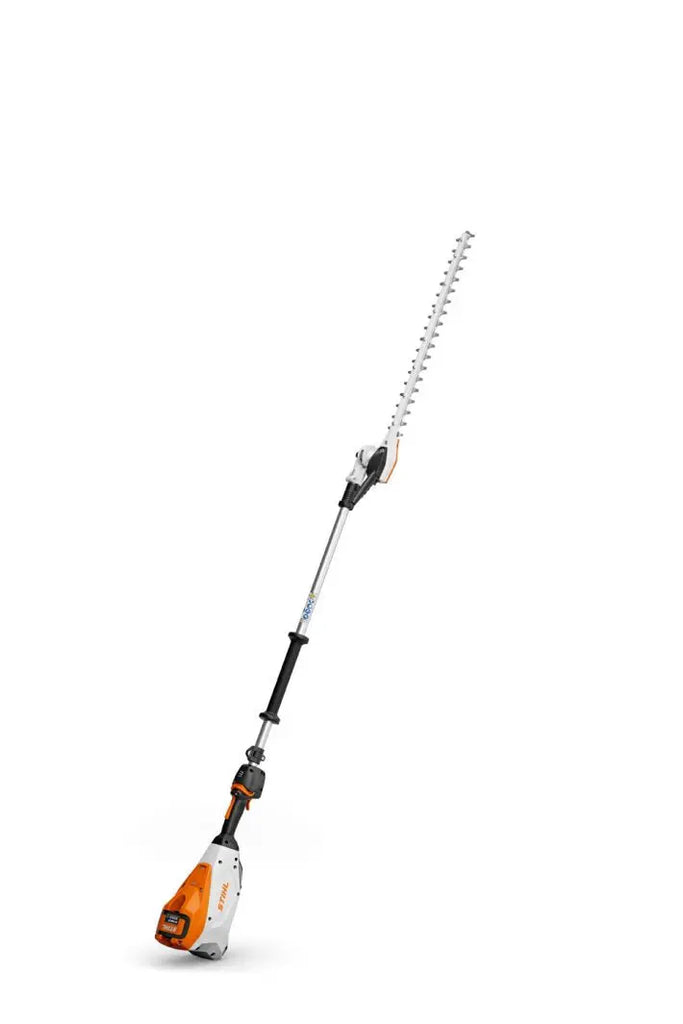 Taille-haie perche STIHL HLA 135 K : modèle compact, batterie 36 V, lamier 600 mm, perche courte (219 cm), coupe précise, moteur EC, pour haies denses et accès difficiles.