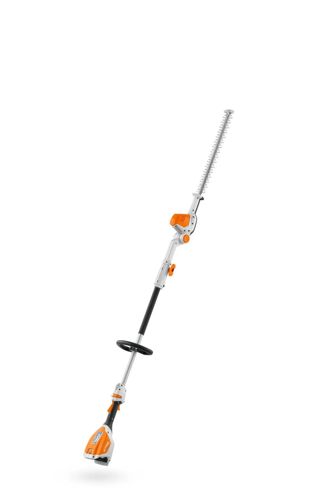 Taille-haie perche STIHL HLA 56 : batterie 36 V gamme AK, lamier 450 mm, 30 mm d’écartement, 210 cm de long, léger (3,8 kg), performant et silencieux pour haies moyennes.